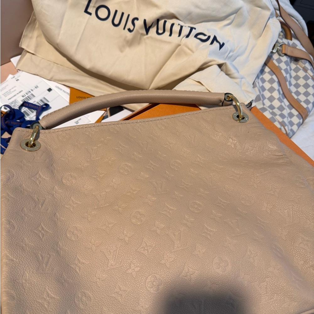 Louis Vuitton Artsy handbag. Like new!